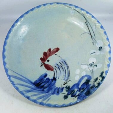Documented Taiwanese Rooster Plate — 1940s Northern Kiln｜圖錄登載 1940年代台灣雄雞紋陶盤