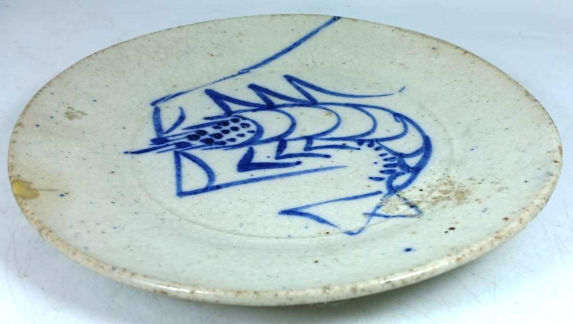 Beitou Kiln Stoneware Shrimp Plate — Early Taiwanese Folkware|北投窯 手繪青花蝦紋陶盤(圖錄登載) - Image 2