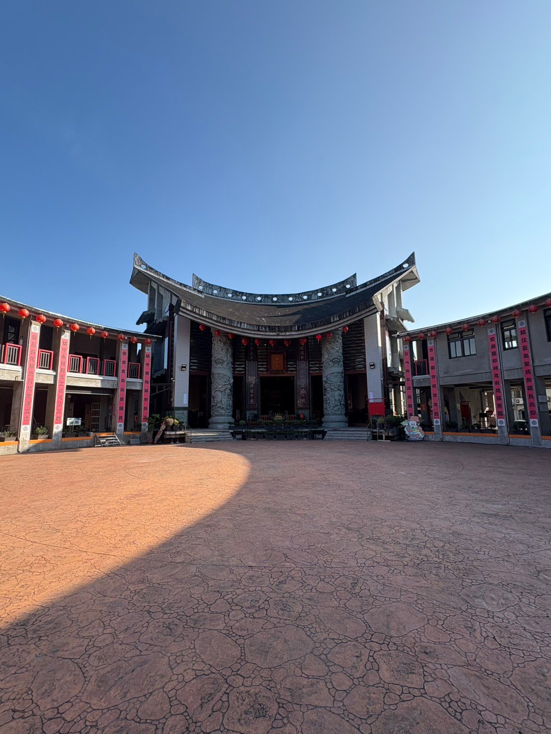 Courtyard and curved-roof main hall of Erjie Wang Gong Temple