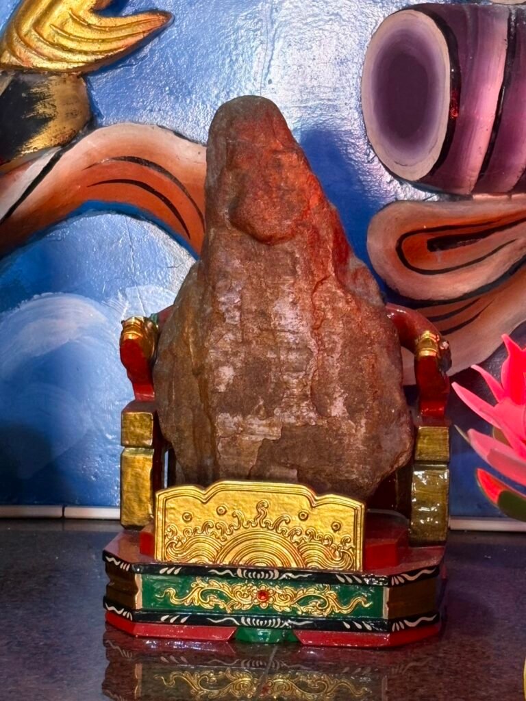 Naturally shaped stone worshipped as the Earth God at Cian Temple